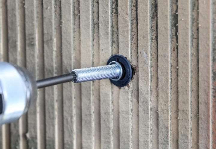 Einschrauben einer Gewindestange in Mörtelkartusche
